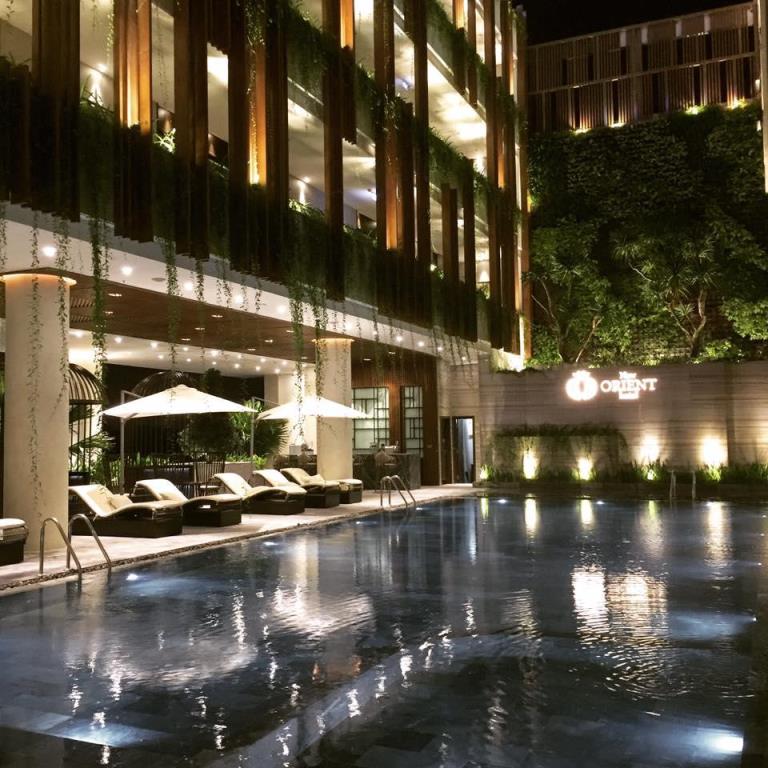 ghế hồ bơi mây nhựa QD-579 tại khách sạn về đêm. Ghế hồ bơi mây nhựa QD-579 phối cùng với ánh sáng của khung cảnh hồ bơi khách sạn new orient Đà Nẵng về đem.