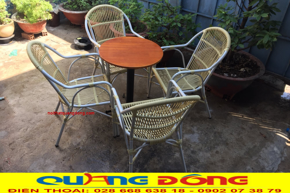 B&agrave;n ghế giả m&acirc;y QD-2038 l&agrave; d&ograve;ng b&agrave;n ghế m&acirc;y nhựa đến từ ch&acirc;t liệu nhựa giả m&acirc;y bền đẹp độ bền cao, soaf được thiết kế sang trọng hiện đại t&ocirc; điểm n&eacute;t đẹp kh&ocirc;ng gian ph&ograve;ng kh&aacute;ch, cũng l&agrave; một dạng sofa ngoai trời đặc biệt từ nhựa giả m&acirc;y