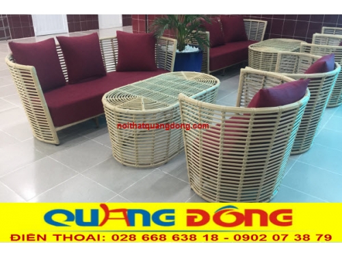 B&agrave;n ghế nhựa giả m&acirc;y QD-2053 l&agrave; mẫu b&agrave;n ghế tiếp kh&aacute;ch d&agrave;nh cho văn ph&ograve;ng, ph&ograve;ng kh&aacute;ch cao cấp, đan m&acirc;y nhựa b&aacute;n nguyệt bản lớn sang chảnh.