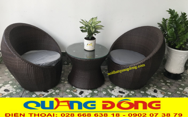 Bộ bàn ghế giả mây QD-211 gồm 2 ghế và 1 bàn tròn nhỏ này sẽ rất tuyệt cho ban công nhà phố, hay căn hộ