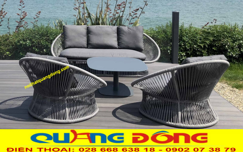 Bàn ghế giả mây QD-277 bên trong bằng kim loại đan sợi dây dù giả mây bản tròn, nệm gối cao cấp.