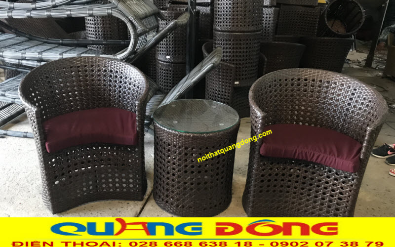 B&agrave;n ghế nhựa giả m&acirc;y QD-344 l&agrave; mẫu ghế ngo&agrave;i trời đan mắt c&aacute;o, h&igrave;nh ảnh được chụp thực tế tại xưởng