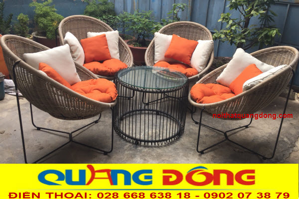 B&agrave;n ghế giả m&acirc;y QD-2045 m&agrave;u sắc kiểu d&aacute;ng đẹp, mới lạ ph&ugrave; hợp cho những kh&ocirc;ng gian, k&iacute;ch thước chuẩn tao cảm gi&aacute;c thoải m&aacute;i, sản phẩm được sản xuất theo đơn đặt h&agrave;ng n&ecirc;n bạn c&oacute; thể y&ecirc;u cầu m&agrave;u sắc, quy c&aacute;ch theo &yacute; muốn, chất lượng cao cấp.