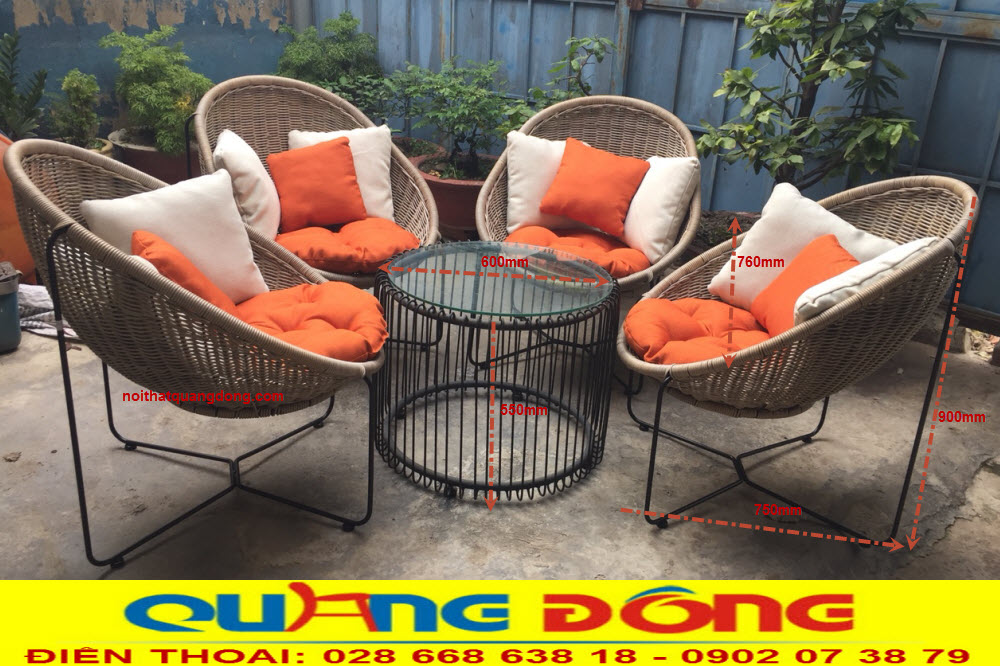 K&iacute;ch thước b&agrave;n ghế giả QD-2045 m&acirc;y chuẩn v&agrave; thoải m&aacute;i, đan sợi nhựa giả m&acirc;y cao cấp, kh&aacute;ng được tia UV, tia cực t&iacute;m, bền m&agrave;u nắng mưa, khung bằng th&eacute;p mạ kẽm sơn tĩnh điện, kh&ocirc;ng bị rỉ sắt, thi&ecirc;t kế đẹp sang trọng