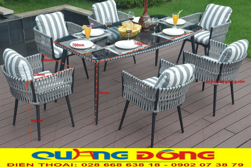 K&iacute;ch thước b&agrave;n ghế giả QD-2048 m&acirc;y chuẩn v&agrave; thoải m&aacute;i, đan sợi nhựa giả m&acirc;y cao cấp, kh&aacute;ng được tia UV, tia cực t&iacute;m, bền m&agrave;u nắng mưa, khung bằng th&eacute;p mạ kẽm sơn tĩnh điện, kh&ocirc;ng bị rỉ sắt, thi&ecirc;t kế đẹp sang trọng