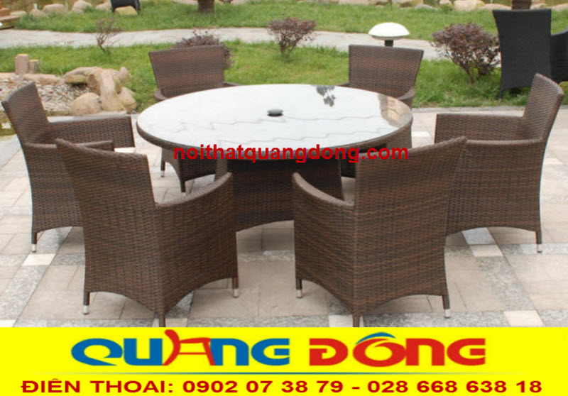 Bàn ghế giả mây QD-393 quy cách màu nâu mộc mạc,gần gũi Bàn ghế nhựa giả mây QD-393 màu nâu với quy cách bàn tròn 6 ghế màu nâu, mang đến cảm giác gần gũi, mộc mạc và không kém phần tinh tế.