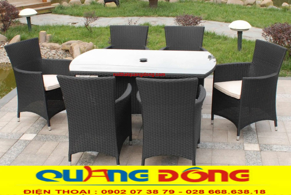 bàn ghế giả mây QD-393 màu đen đẹp mắt, đạt chất lượng nguyên liệu tiêu chuẩn. Bàn ghế nhựa giả mây QD-393 màu đen đẹp mắt, đạt chất lượng như đã cam kết để bộ bàn ghế mây nhựa bền tốt nhất ở mọi môi trường sử dụng.