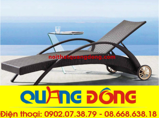 Ghế nằm hồ bơi m&acirc;y nhựa QD-252 tay cong v&ograve;ng cung kết hợp ch&acirc;n ghế, đan m&acirc;y nhựa m&agrave;u n&acirc;u đẹp mắt.