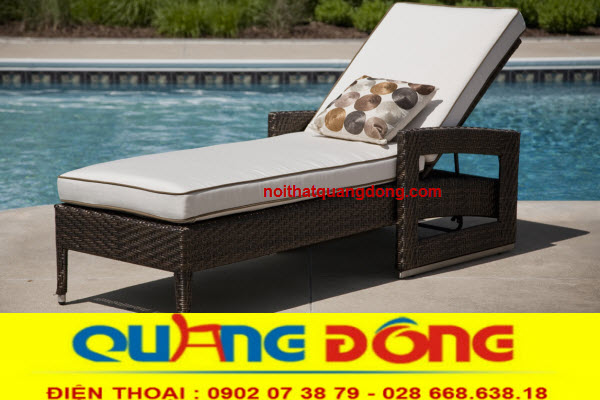 Ghế nằm hồ bơi nhựa giả m&acirc;y QD-250, kiểu ghế nằm thư gi&atilde;n hồ bơi c&oacute; tay, m&agrave;u n&acirc;u, đan m&acirc;y nhựa thủ c&ocirc;ng