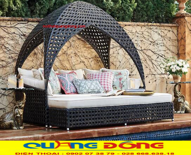 Giường tắm nắng QD-524 kiểu đan mắt c&aacute;o c&ugrave;ng m&agrave;u t&ocirc;ng đen huyền b&iacute; l&ecirc;n ng&ocirc;i, chất liệu cao cấp , một sản phẩm v&ocirc; c&ugrave;ng đẹp t&ocirc;n l&ecirc;n voc d&aacute;ng của mọi hồ bơi.