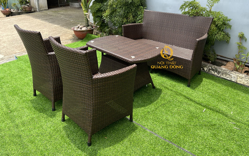 B&agrave;n ghế sofa nhỏ gọn bằng m&acirc;y nhựa d&ugrave;ng cho s&acirc;n vườn