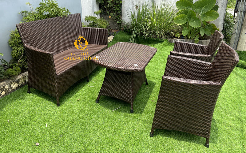 Với thiết kế 2 ghế đơn v&agrave; 1 băng d&agrave;i đi k&egrave;m b&agrave;n chữ nhật, sẽ l&agrave; mẫu sofa nhỏ gọn tinh tế cho s&acirc;n vườn ngo&agrave;i trời