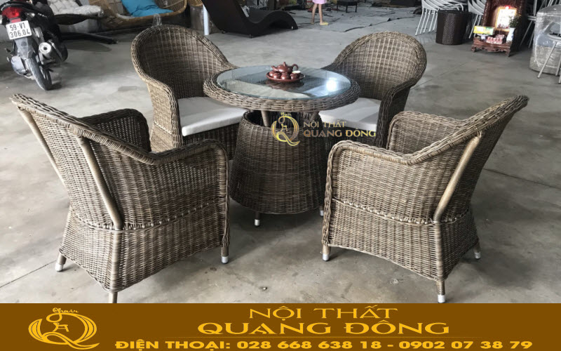 B&agrave;n ghế giả m&acirc;y QD-399 sản phẩm được sản xuất tại Nội Thất Quang Đ&ocirc;ng bằng sợi m&acirc;y nhựa tr&ograve;n si&ecirc;u bền, d&ugrave;ng cho s&acirc;n vườn ngo&agrave;i trời