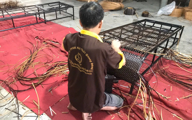 Ghế được đan thủ công bằng sợi mây nhựa có hoạt chất kháng tia UV chịu nắng mưa