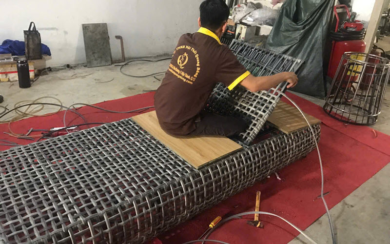 Ghế nằm hồ bơi QD-1281 với chất liệu cao cấp chống chịu tốt với thời tiết Ghế nằm hồ bơi QD-1281 với khung sườn bằng thép sơn tĩnh điện chắc chắn và sợi mây nhựa cao cấp