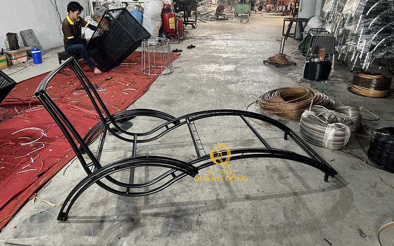 Khung sườn ghế nằm hồ bơi mây nhựa QD-590 sau khi sơn tĩnh điện đen