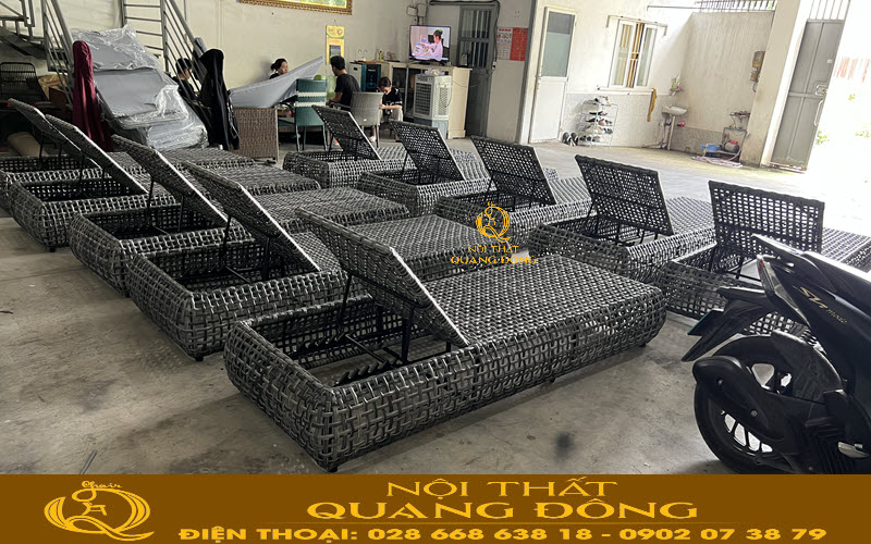 Ghế nằm hồ bơi tựa lưng có nhiều nấc điều chỉnh mang lại cảm giác thoải mái