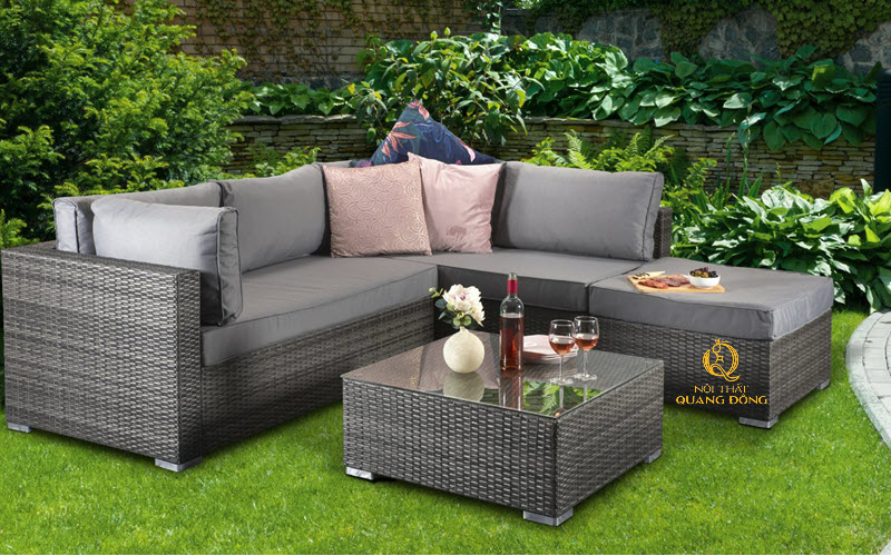 Sofa mây nhựa giúp không gian sân vườn trở nên thư giãn hơn
