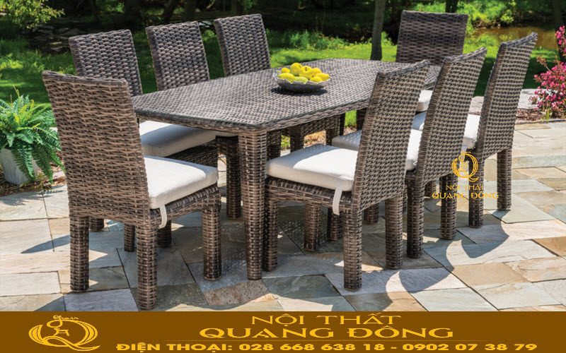 Bàn ghế nhựa giả mây QD-2027 thiết kế đẹp, ấn tượng. Bàn ghế giả mây QD-2027 đan sợi nhựa giả mây kiểu mắt cáo, màu trắng kem đẹp mắt, phù hợp cho không gian café, khách sạn, nhà hàng, resort. Bàn ghế được sản xuất trên tiêu chuẩn chất lượng nghiêm ngặt đạt độ bền cao.