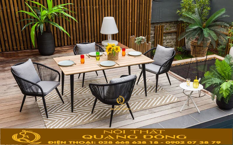 Kích thước bàn ghế giả mây QD-2042 chuẩn và thoải mái, đan sợi nhựa giả mây cao cấp, kháng được tia UV, tia cực tím, bền màu nắng mưa, khung bằng thép mạ kẽm sơn tĩnh điện, không bị rỉ sắt, thiêt kế đẹp sang trọng