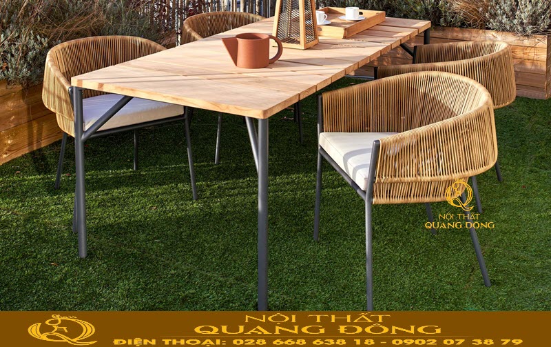 Bàn ghế giả may QD-2074 bạn có thể đặt tại bất cứ góc sân vườn nào bạn thích mà không cần lo lắng về sản phẩm bàn ghế ngoài trời này rất bền.
