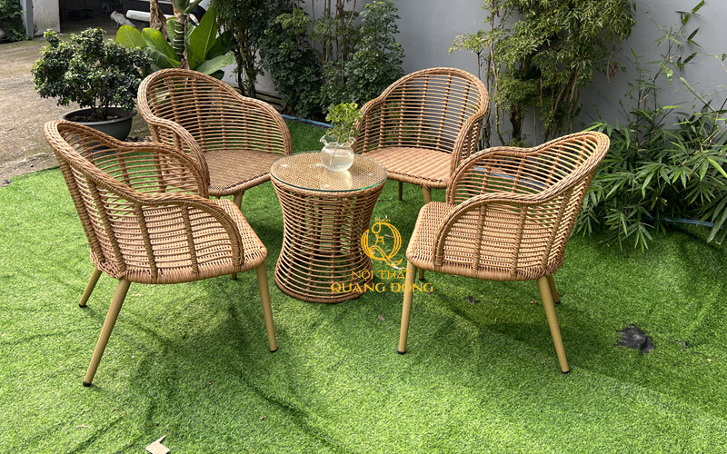 Bàn ghế mây nhựa có trọng lượng nhẹ dễ di chuyển