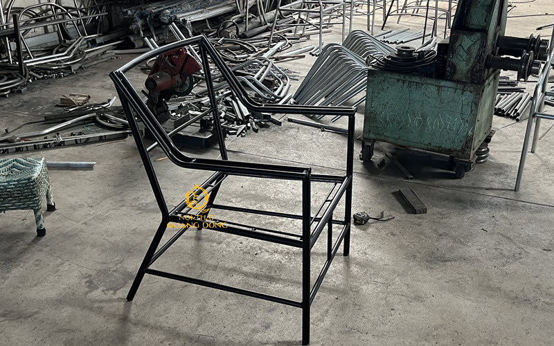 Khung ghế giả mây QD-2104 được làm bằng thép ống độ dày 1,2 ly, và sơn tĩnh điện chống gỉ