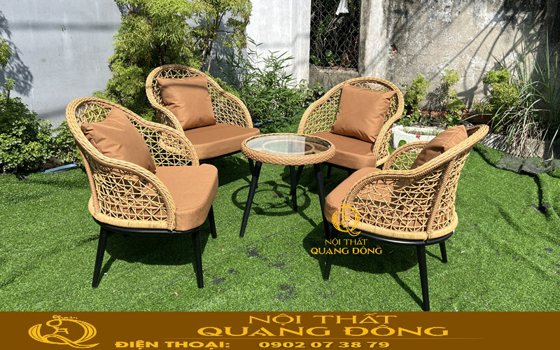 Mặt bàn kính trong suốt giúp bàn ghế giả mây QD-2114 có vẻ ngoài hiện đại