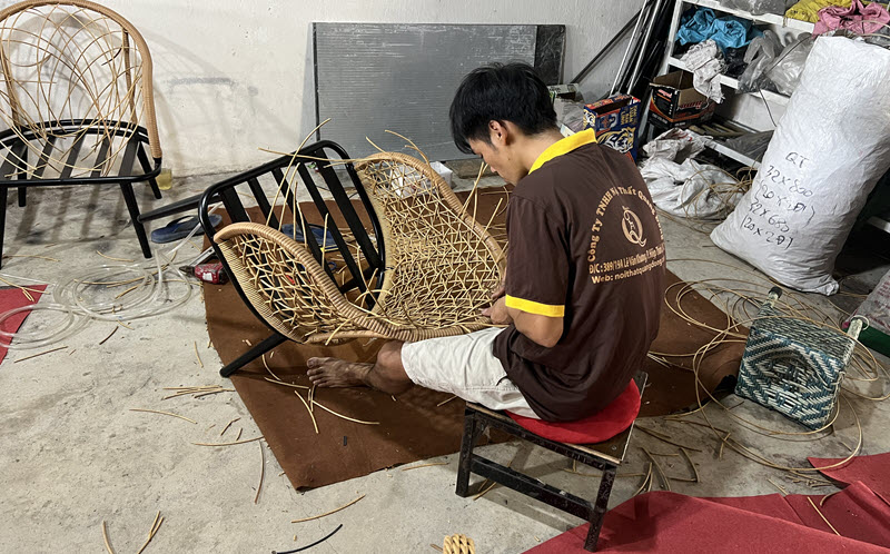 Bàn ghế giả mây QD-2114 được đan tay thủ công bằng sợi mây nhựa cao cấp chịu nắng mưa