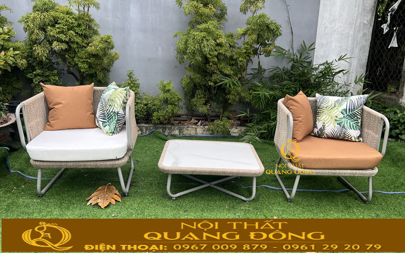 Bàn ghế giả mây QD-2118 với thiết kế chân quỳ chắc chắn