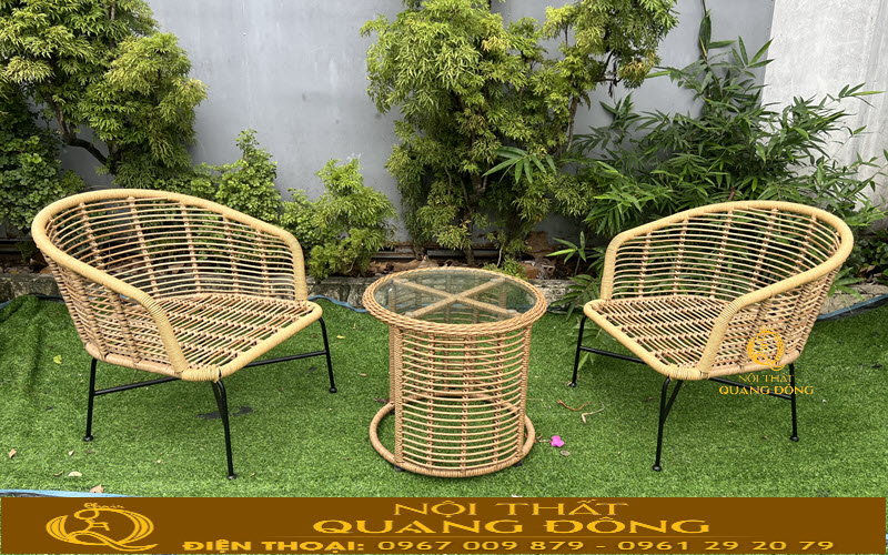 Bàn ghế giả mây QD-2120 khung thép màu đen giúp nổi bật đường đan
