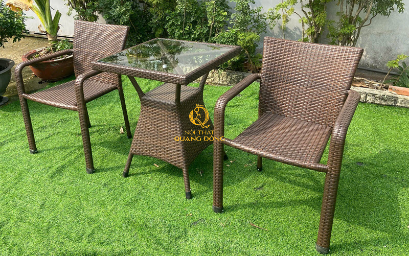 Bộ bàn 2 ghế giả mây QD-326 màu nâu giả gỗ Mẫu bàn 2 ghế giả mây QD-326 đan nhựa màu nâu giả gỗ sang trọng