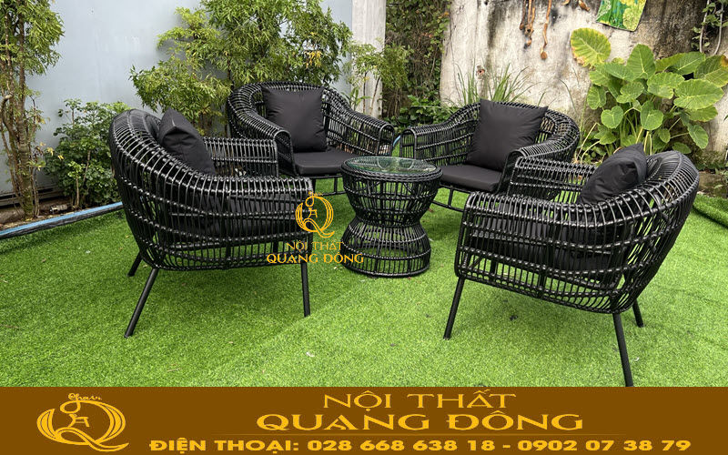 Bàn ghế giả mây QD-342 sang trọng với màu đen huyền sáng tạo, sử dụng sợi mây nhựa tròn màu đen sang trọng