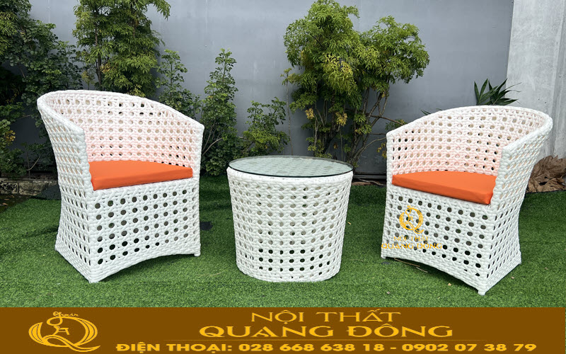 Bàn ghế giả mây QD-343 đan mắt cáo thoáng đãng cho người ngồi, với gam màu trắng tinh khiết nổi bật