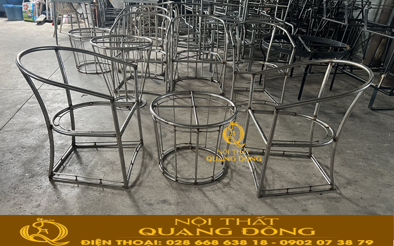 Khung ghế và bàn được làm bằng kim loại thép, nhôm, hoặc inox 304 tuỳ bạn chọn lựa