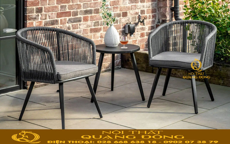 Bàn ghế nhựa giả mây QD-392 đẹp mắt Bàn ghế giả mây QD-392 thiết kế đẹp ở cách đan giăng dây, tạo điểm nhấn sang trọng với gam màu xám, chất lượng cao cấp làm đẹp chp không gian sống.