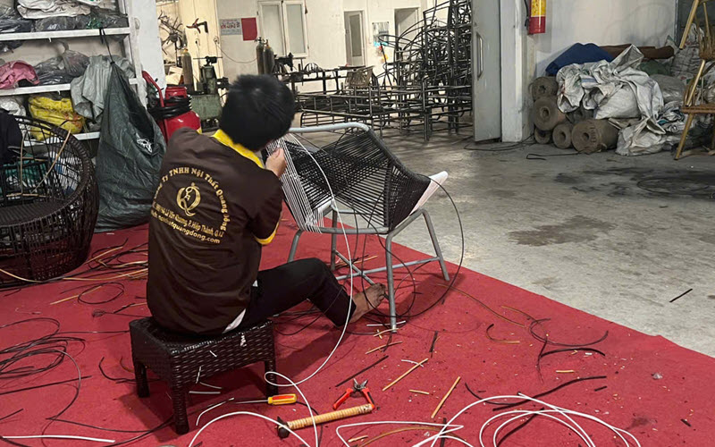 Bàn ghế mây nhựa được đan tay thủ công từ sợi mây nhựa cao cấp trên nền khung thép sơn tĩnh điện chắc chắn Bàn ghế mây nhựa được đan tay thủ công tỉ mỉ với khung kim loại sơn tĩnh điện chắc chắn