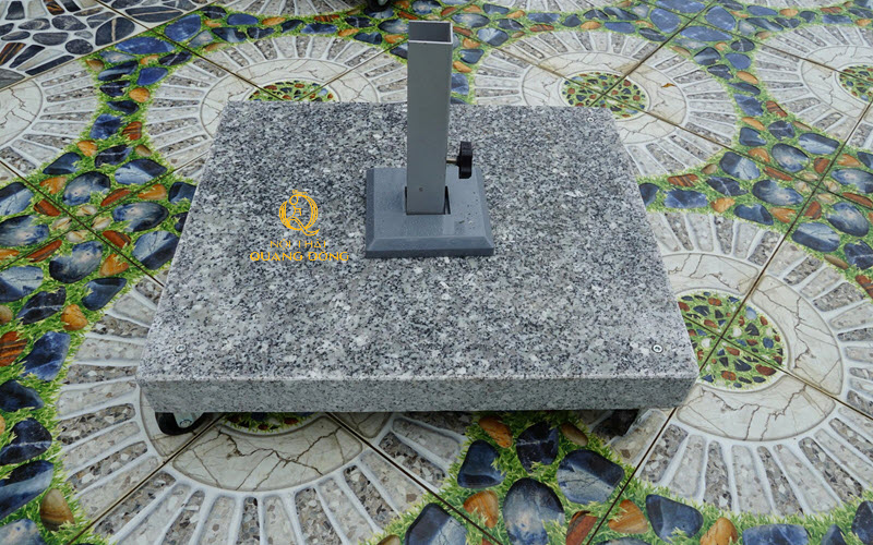 Đế dù bằng đá Granite nặng tăng độ vững chắc