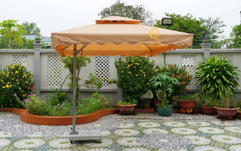 Dù lệch tâm vuông 2.5m ở không gian sân vườn