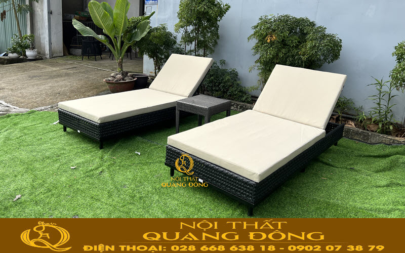Ghế nằm hồ bơi sang trọng được tạo nên từ sợi mây nhựa bản dẹp với 2 kiểu đan mắt cáo và lóng mốt