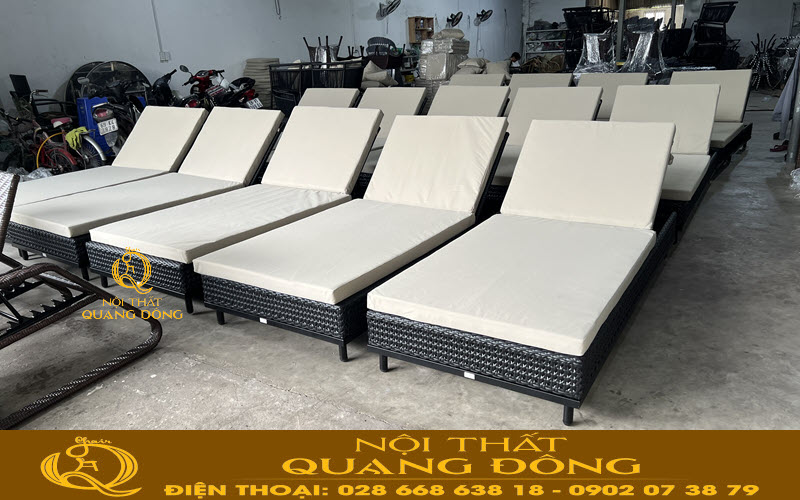 Ghế nằm hồ bơi giả mây sẽ sang trọng hơn khi sử dùng kèm theo nệm lót