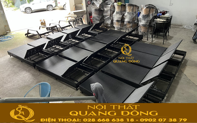 Ghế nằm hồ bơi QD-1268 lộ rõ kiểu đan lóng mốt trên phần nằm của chiếc ghế hồ bơi