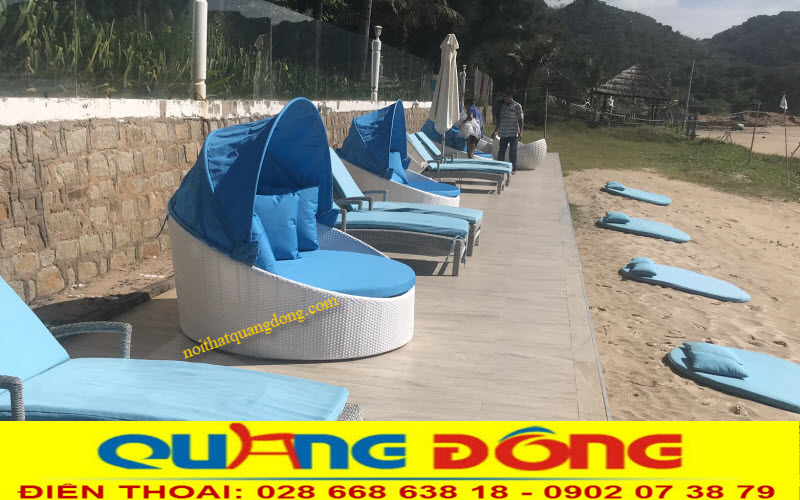 Giường tắm nắng QD - 536 tạo điểm nhấn cho khu vực hồ bơi