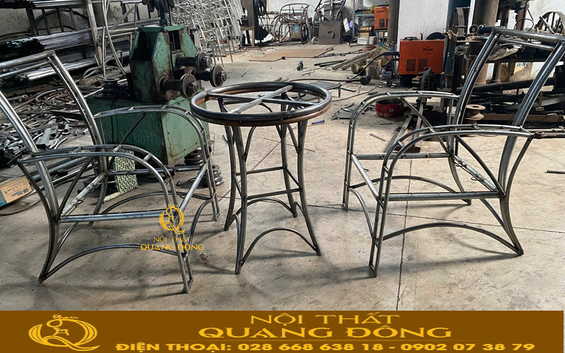 Khung bàn ghế bằng thép sơn tĩnh điện chắc chắn và bên bỉ cho không gian ngoài trời