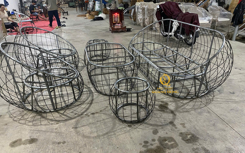 Khung sườn bàn ghế sân vườn bằng thép sơn tĩnh điện chắc chắn Phần khung sườn góp phần tăng độ bền của bàn ghế sân vườn
