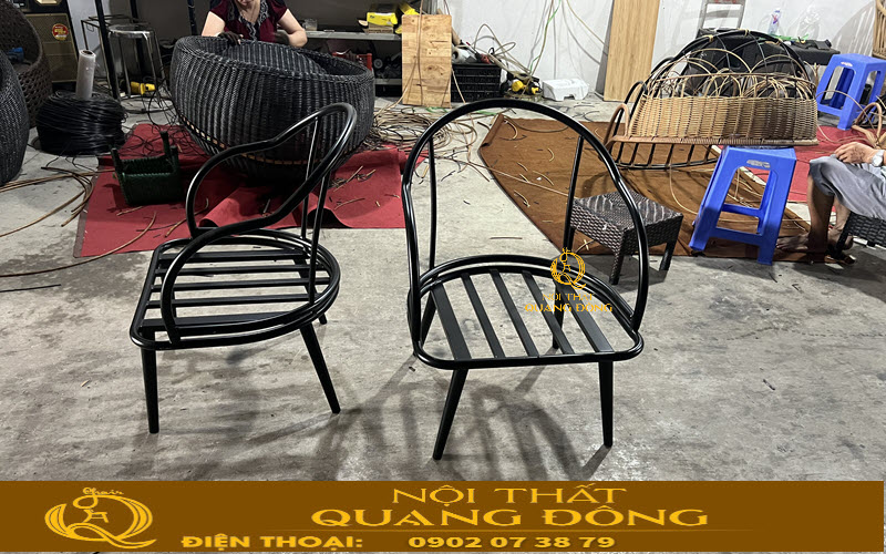 Khung thép sơn tĩnh điện chắc chắn và bển bỉ của bộ bàn ghế giả mây QD-2114
