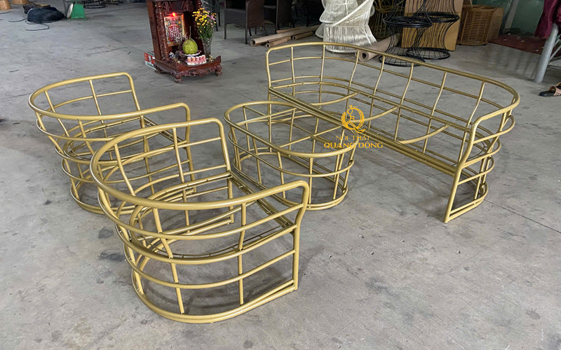 Sofa mây nhựa có độ bền cao nhờ khung được làm bằng kim loại sơn tĩnh điện chống hàn gỉ