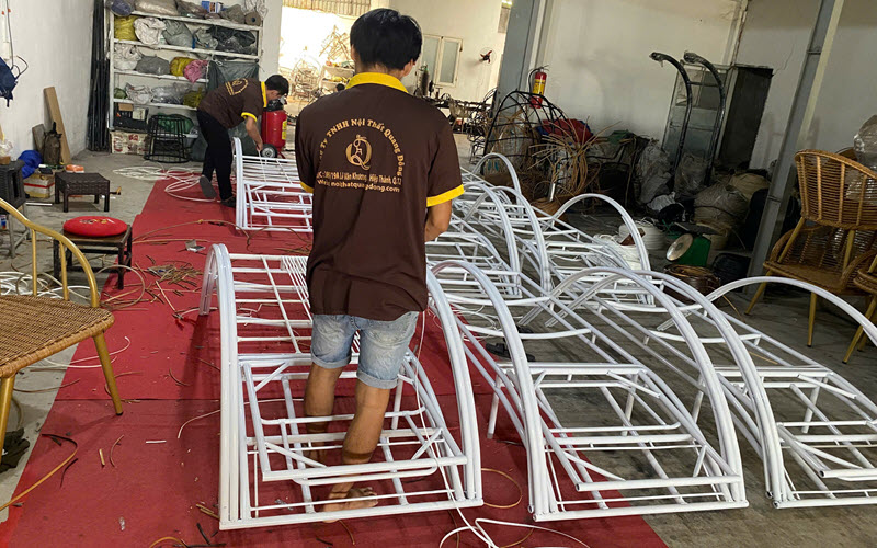 Kiểm tra kết cấu và độ chắc chắn của ghế trước khi mua