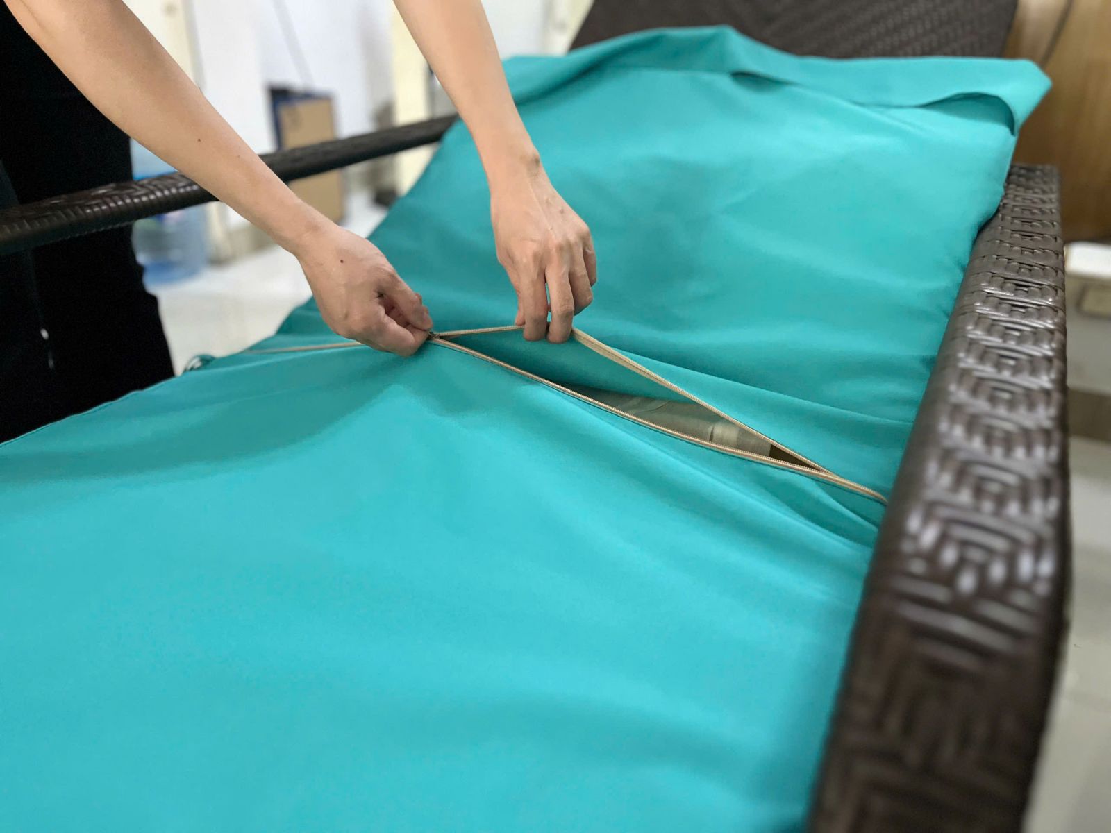 Tháo vỏ nệm ghế hồ bơi để vệ sinh